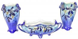 435 - CENTRO Y DOS JARRONES DE PORCELANA FRANCESA