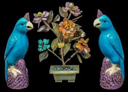 409 - PAREJA DE FIGURAS Y COMPOSICIÓN FLORAL DE MEDIADOS DEL S.XX