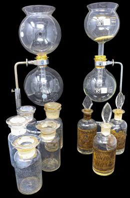 906 - LOTE DE TARROS Y PIEZAS DE LABORATORIO