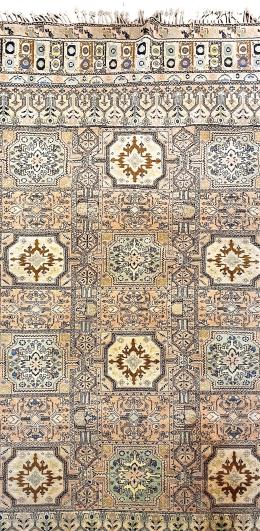 2 - ALFOMBRA DE ESTILO ORIENTAL 