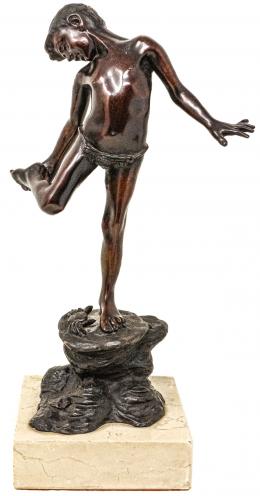 826 - FIGURA EN BRONCE PATINADO  