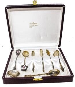 695 - COLECCIÓN DE SIETE CUCHARILLAS DE "LEON"