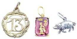 83  -  COLECCIÓN DE TRES COLGANTES DE PPS. DEL S.XX