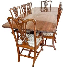 320  -  MESA DE COMEDOR Y OCHO SILLAS
