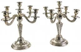 874  -  PAREJA DE CANDELABROS DE PLATA DE MEDIADOS DE SIGLO XX