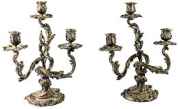 956  -  PAREJA DE CANDELABROS EN METAL