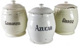 554 - TRES TARROS DE COCINA EN LOZA DE PRIMER CUARTO DEL S.XX