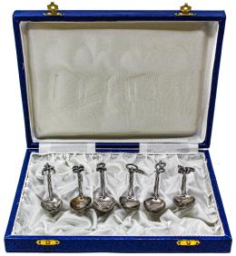 887 - SEIS CUCHARITAS DE PLATA DECORADAS CON "NUDOS MARINEROS"