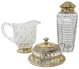 86  -  TRES PIEZAS EN CRISTAL Y PLATA DE MEDIADOS DEL S.XX