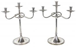 957  -  PAREJA DE CANDELABROS EN METAL DEL ÚLTIMO CUARTO DEL S.XX