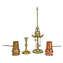 1155 - LÁMPARA DE ACEITE, CANDELERO Y DOS PEQUEÑAS CHOCOLATERAS