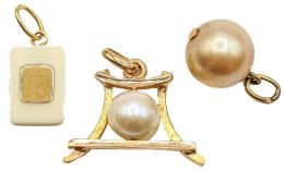 63  -  COLECCIÓN DE TRES COLGANTES DE MEDIADOS S.XX