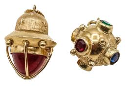 103  -  COLECCIÓN DE DOS COLGANTES DE MEDIADOS S.XX