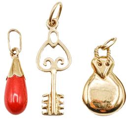 129  -  COLECCIÓN DE TRES COLGANTES DE MEDIADOS S.XX