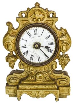807  -  PEQUEÑO RELOJ DE SOBREMESA DEL PRIMER CUARTO DE SIGLO XX