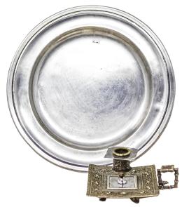 1600  -  PLATO Y CANDELERO EN METAL DEL PRIMER TERCIO DEL S. XX