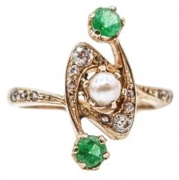 104 - SORTIJA CON ESMERALDAS, DIAMANTES Y PERLA DE PPS. DEL S.XX