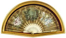 1450  -  ABANICO CON ABANIQUERA DE MEDIADOS DE SIGLO XX