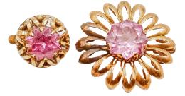 136  -  BROCHE Y PENDIENTE CON ROSA DE FRANCIA AÑOS 70