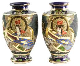 555  -  DOS JARRONES DE PORCELANA SATSUMA DE MEDIADOS DEL S.XX