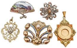 532  -  TRES BROCHES Y DOS MEDALLAS DE PPS. DEL S.XX