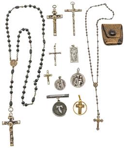 1442  -  LOTE DE ROSARIOS, MEDALLAS Y CRUCES DE MEDIADOS S.XX