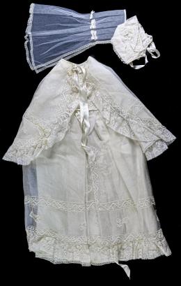 550 - VESTIDO DE ACRISTIANAR DE MEDIADOS DEL S. XX