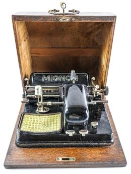 950  -  MÁQUINA DE ESCRIBIR "MIGNON"