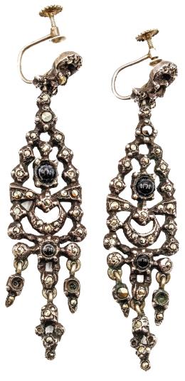 411  -  PENDIENTES LARGOS DE PPS. DEL S.XX