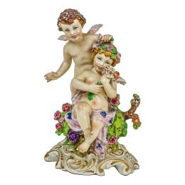 553 - FIGURA EN PORCELANA CENTROEROPEA DE MEDIADOS DEL S.XX