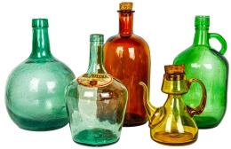 22 - CUATRO BOTELLAS Y ACEITERA EN CRISTAL PRIMERA MITAD S.XX