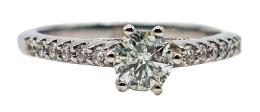 15 - ANILLO SOLITARIO CON BRILLANTES