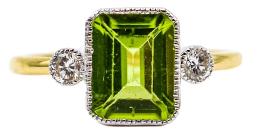 38  -  ANILLO ESTILO ART DECÓ CON OLIVINA Y BRILLANTES