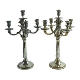 905  -  PAREJA DE CANDELABROS DE PLATA DEL PRIMER CUARTO DE S. XX