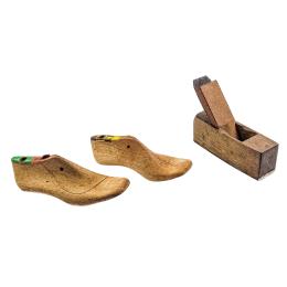 1529  -  DOS HORMAS DE ZAPATOS Y CEPILLO DE CARPINTERO