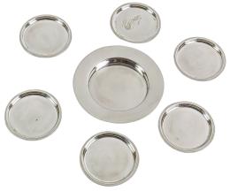 1090 - SEIS POSAVASOS Y PLATO PARA BOTELLA EN PLATA DE FINALES S.XX