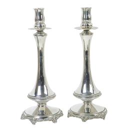 982  -  PAREJA DE CANDELEROS PLATA DE MEDIADOS DE S. XX