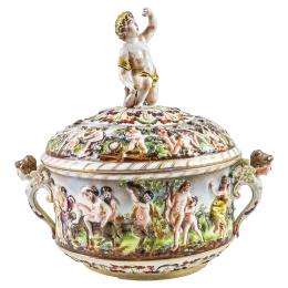 648 - SOPERA EN PORCELANA DE NÁPOLES DE MEDIADOS DE S. XX