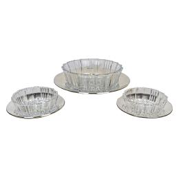 206  -  ENSALADERA Y DOS SALSERAS EN CRISTAL CON PLATOS EN METAL 