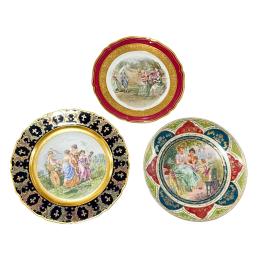 615 - TRES PLATOS DE PORCELANA DE MEDIADOS DEL SIGLO XX