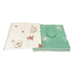 1047  -  DOS MANTELITOS DE TÉ DEL ÚLTIMO TERCIO DEL S.XX