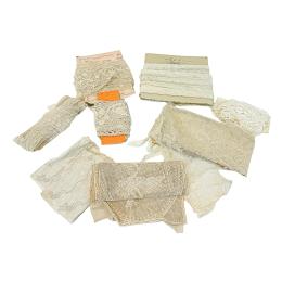 1043 - CONJUNTO DE PIEZAS EN ENCAJE DE LA PRIMERA MITAD DEL S.XX