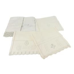 1042 - CONJUNTO DE MANTELITOS Y TOALLAS DEL PRIMER TERCIO DEL S.XX