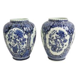 359  -  PAREJA DE JARRONES EN PORCELANA DE DELFT PRIMER TERCIO S.XX