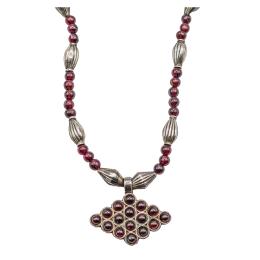 115  -  COLLAR LARGO DE PLATA CON GRANATES
