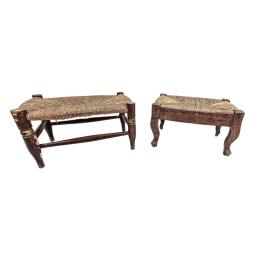 413 - PAREJA DE PEQUEÑAS BANQUETAS DEL PRIMER CUARTO DE SIGLO XX