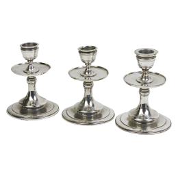 976  -  TRES CANDELEROS DE METAL PLATEADO DEL PRIMER TERCIO S.XX