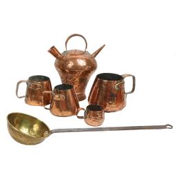 1147 - CONJUNTO DE UTENSILIOS DE COBRE Y LATÓN, DEL S.XIX