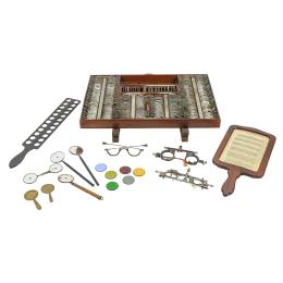 953  -  GRAN CONJUNTO DE UTENSILIOS PARA ÓPTICO PRIMER TERCIO S.XX 