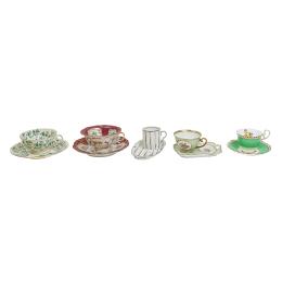 444  -  COLECCIÓN DE TAZAS EN PORCELANA DE MEDIADOS DE S. XX
